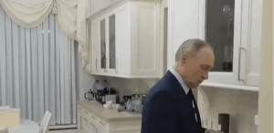 Σπάνια ξενάγηση στο διαμέρισμα του Πούτιν από τον ίδιο – Σκέφτεται «συνεχώς» τον πιθανό του διάδοχο