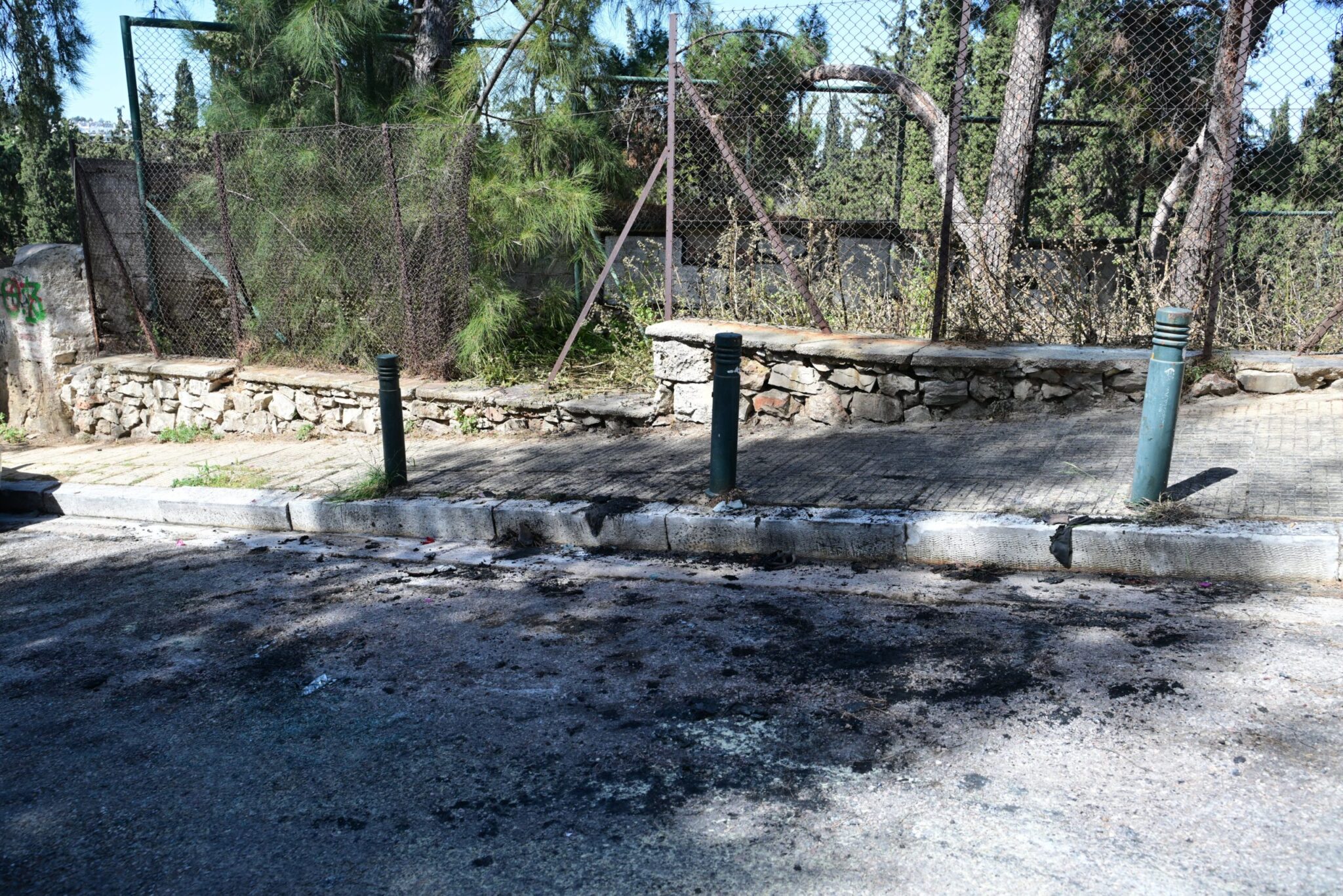 Θρίλερ με τον απανθρακωμένο άνδρα στο Μετς: Βρέθηκε καμινέτο στο όχημα
