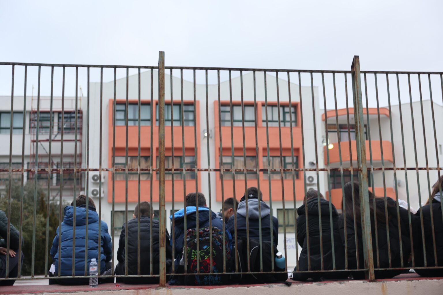 Πάτρα: Σε διαθεσιμότητα η γυμνασιάρχης που έβαζε μαθητές να ζητούν γονατιστοί συγγνώμη