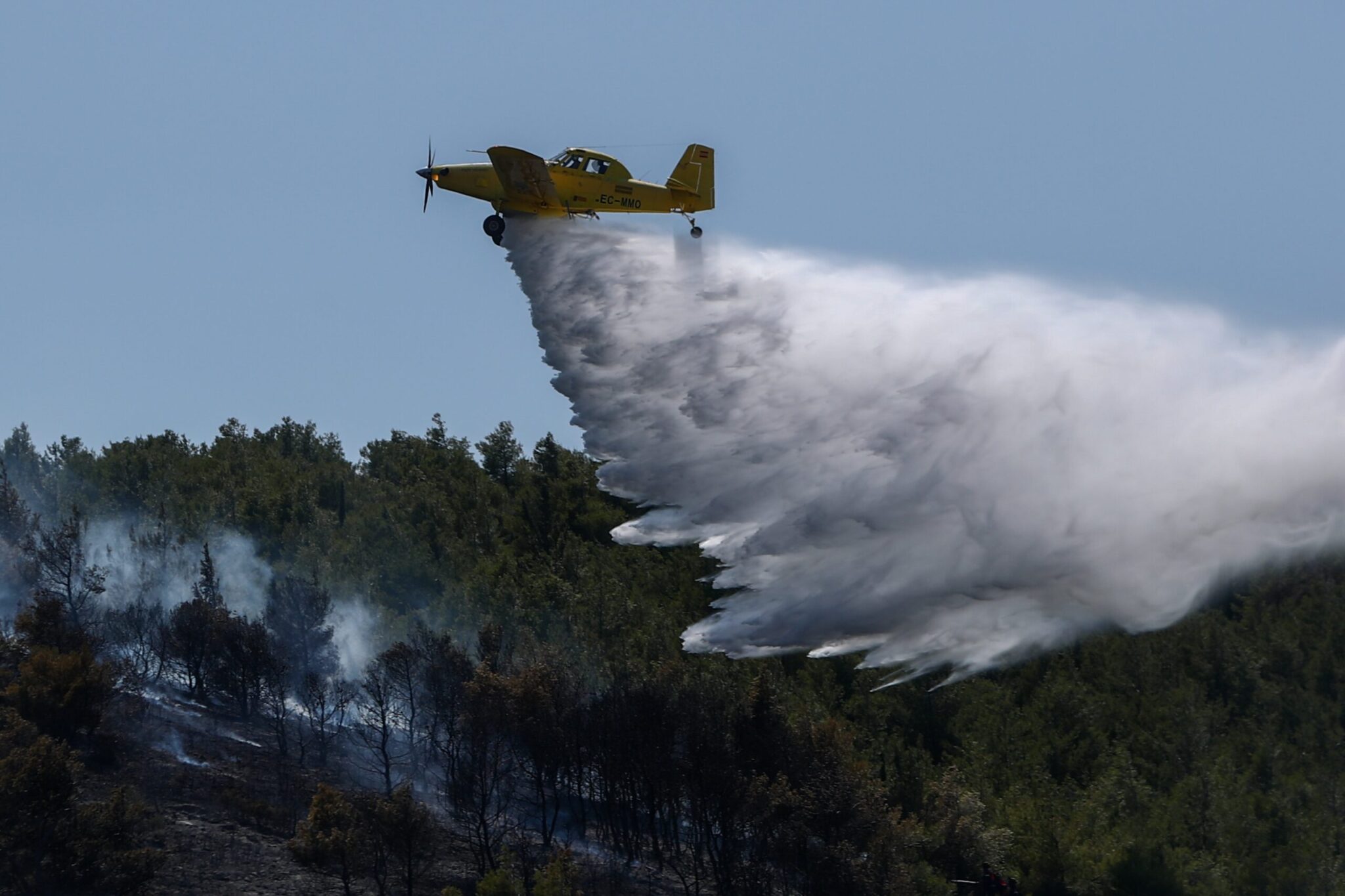 Υπό πλήρη έλεγχο η πυρκαγιά στη Νάξο, υπό μερικό αυτή στη Μονή Πεντέλης