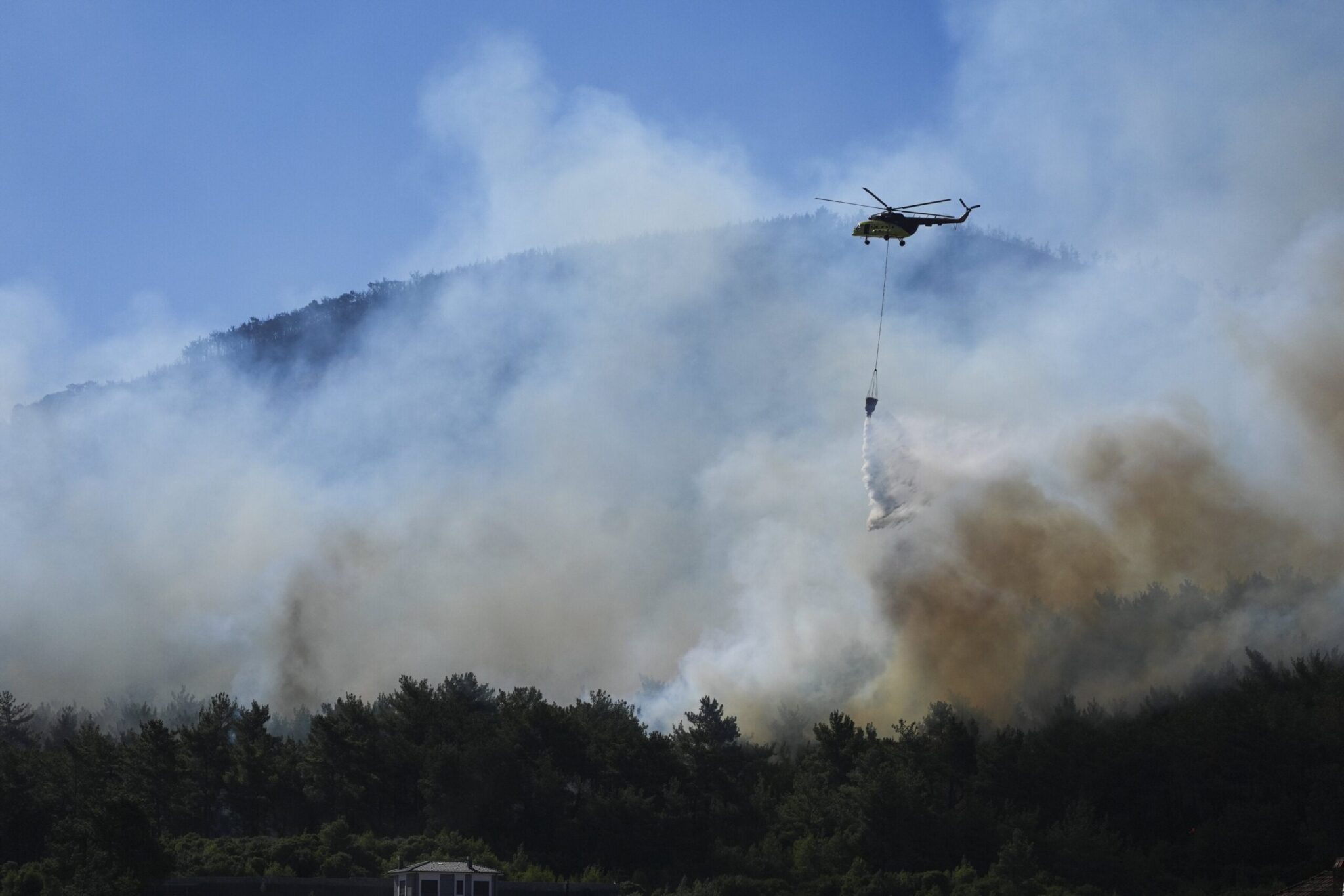 Μεγάλη μάχη με τις φλόγες στην Τουρκία: Οι καταστροφικές πυρκαγιές στη Σμύρνη (βίντεο)