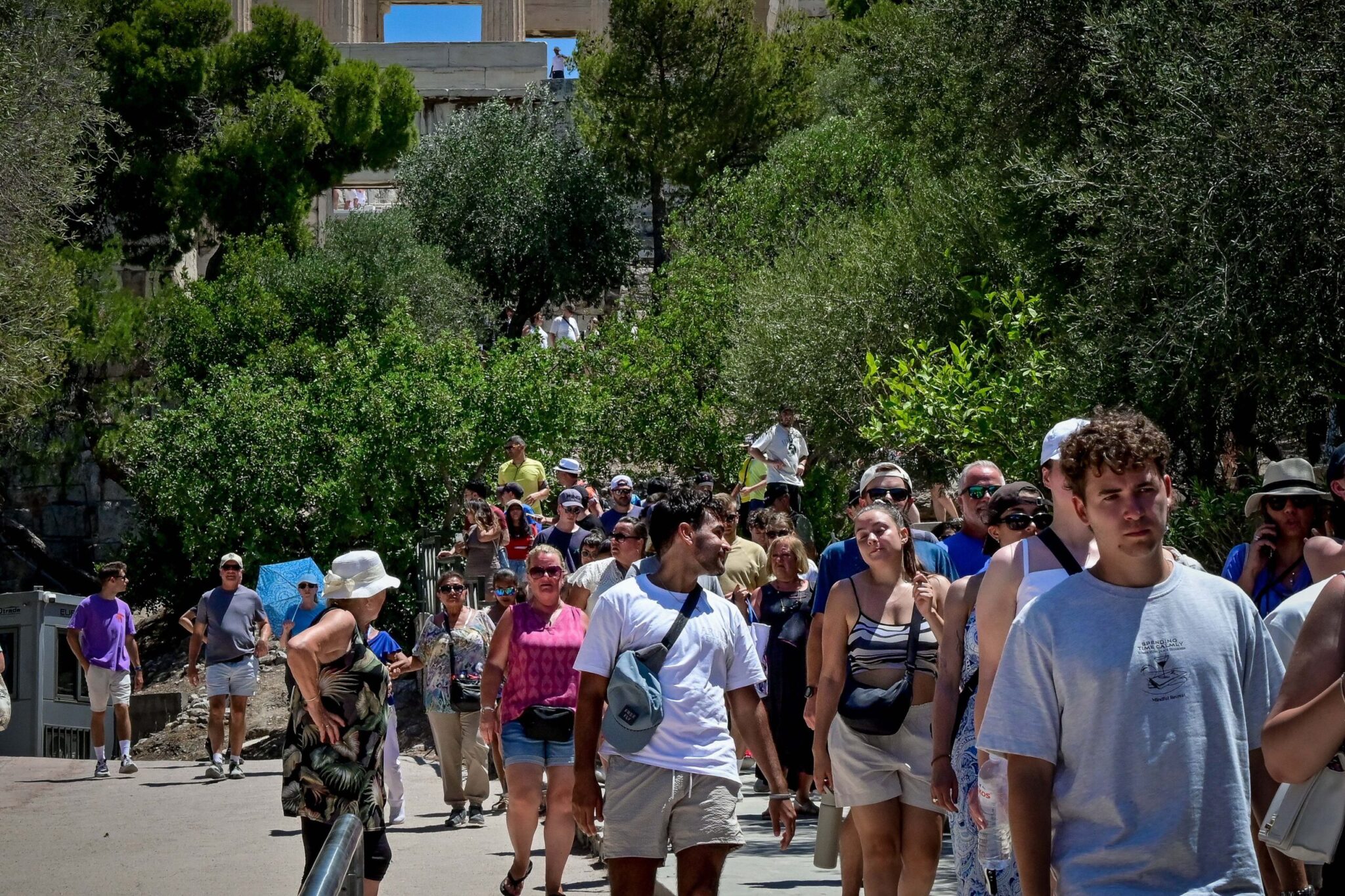 Οι τουρίστες έρχονται στην Ελλάδα αλλά αφήνουν όλο και λιγότερα – Υπερτουρισμός χωρίς κέρδος