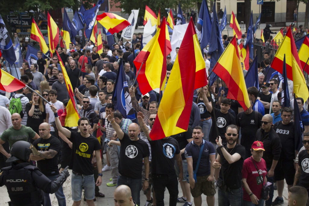 Ένα παγκόσμιο δίκτυο μίσους με «πρόσωπο γυμναστή» - Νεοναζί με ...