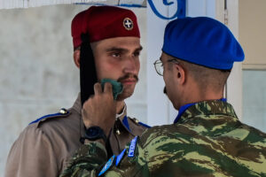 Εύζωνας της Προεδρικής Φρουράς στον Άγνωστο Στρατιώτη σε συνθήκες καύσωνα με τον υδράργυρο στην Αθήνα να βρίσκεται κοντά στους 40 βαθμούς Κελσίου, Πέμπτη 24 Ιουλίου 2025. Λόγω των υψηλών θερμοκρασιών τους εύζωνες πολύ συχνά τους πλησιάζει ο αξιωματικός υπηρεσίας προκειμένου να τους δώσει παγωμένο νερό και να τους σκουπίσει τον ιδρώτα από το πρόσωπό τους. \n(ΜΙΧΑΛΗΣ ΠΑΠΑΝΙΚΟΛΑΟΥ/EUROKINISSI)