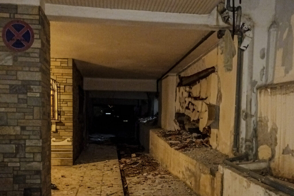 Η είσοδος της πολυκατοικίας στην Θεσασλονίκη όπου σημειώθηκε η ισχρυή έρκηξη