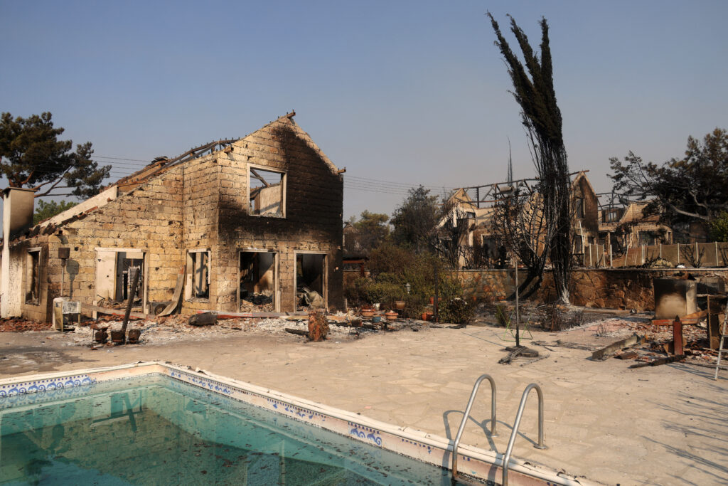 Η φωτιά στην βόρεια Λεμεσό έχει στοιχίσει τη ζωή σε 2 ανθρώπους ενώ δεκάδες σπίτια καταστράφηκαν