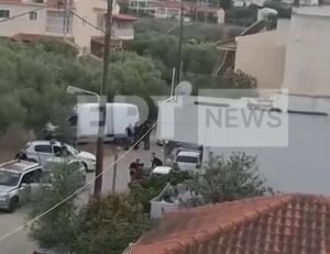 Credits: ΕΡΤ - Οδός Παπανικολή στο Κιάτο - Έφοδος στο σπίτι του απόστρατου της Πολεμικής Αεροπορίας