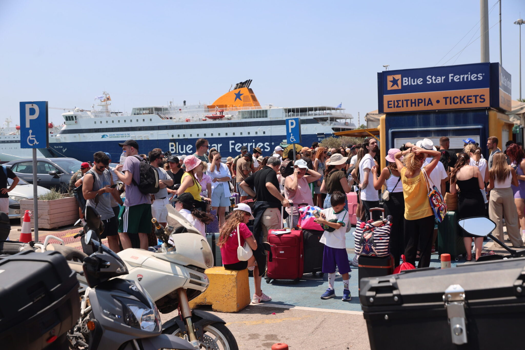 Εγκλωβισμένοι στα λιμάνια χιλιάδες επιβάτες από το απαγορευτικό απόπλου λόγω θυελωδών ανέμων 9 μποφόρ – Δεμένα τα πλοία
