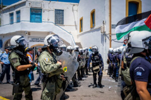 Συγκέντρωση διαμαρτυρίας λιμάνι του Αγίου Νικολάου στην Κρήτη, την ώρα της προγραμματισμένης άφιξης του κρουαζιερόπλοιου "Iris Crown" που μετέφερε Ισραηλινούς τουρίστες, Τρίτη 29 Ιουλίου 2025