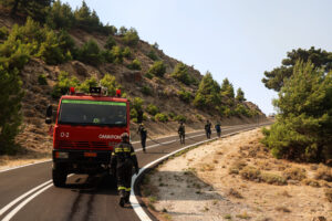 Η πυροσβεστική επιχειρεί σε σημείο που εκδηλώθηκε φωτιά (φωτογραφία αρχείου)