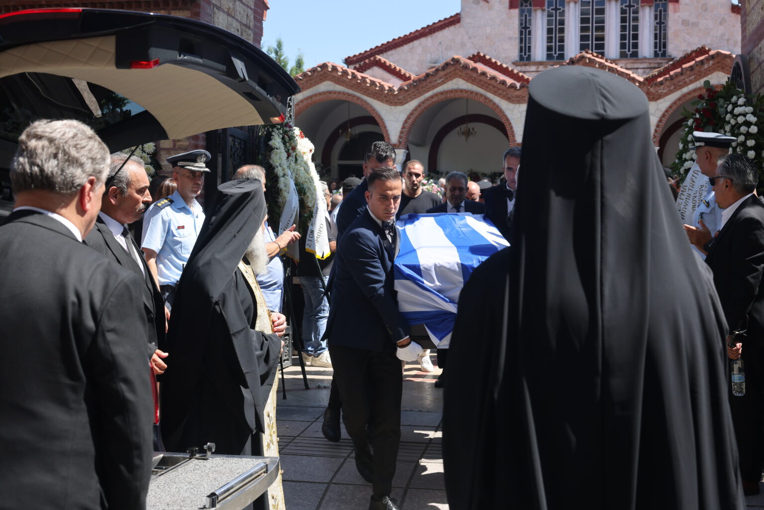 Κηδεία Βεσυρόπουλου: «Ψηλέ θα μας λείψεις» ο αποχαιρετισμός του Κυριάκου Μητσοτάκη (φωτό, βίντεο)