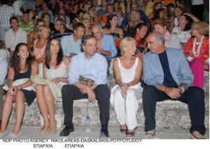 14-08-2009 Επίδαυρος-"Όρνιθες" ΚΘΒΕ. Γεωργία & Αντώνης Σαμαράς με την κόρη τους, Λένα-Βαγγέλης Μεϊμαράκης με τη σύζυγό του, Ιωάννα Κολοκοτά - 14-08-2009 Επίδαυρος-"Όρνιθες" ΚΘΒΕ