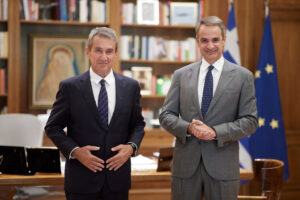 ΣΥΝΑΝΤΗΣΗ ΤΟΥ ΠΡΩΘΥΠΟΥΡΓΟΥ ΚΥΡΙΑΚΟΥ ΜΗΤΣΟΤΑΚΗ ΜΕ ΤΟΝ ΑΝΔΡΕΑ ΛΟΒΕΡΔΟ (ΔΗΜΗΤΡΗΣ ΠΑΠΑΜΗΤΣΟΣ/ΓΡΑΦΕΙΟ ΤΥΠΟΥ ΠΡΩΘΥΠΟΥΡΓΟΥ/EUROKINISSI)
