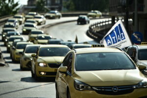 Συγκέντρωση διαμαρτυρίας από το Συνδικάτο Αυτοκινητιστών Ταξί Αττικής (ΣΑΤΑ), για το νέο Κώδικα Οδικής Κυκλοφορίας που ψηφίζεται στην Βουλή και αφήνει τα ταξί εκτός λεωφορειολωρίδων, Αθήνα, Τρίτη 10 Ιουνίου 2025. \n(ΚΩΣΤΑΣ ΤΖΟΥΜΑΣ/EUROKINISSI)