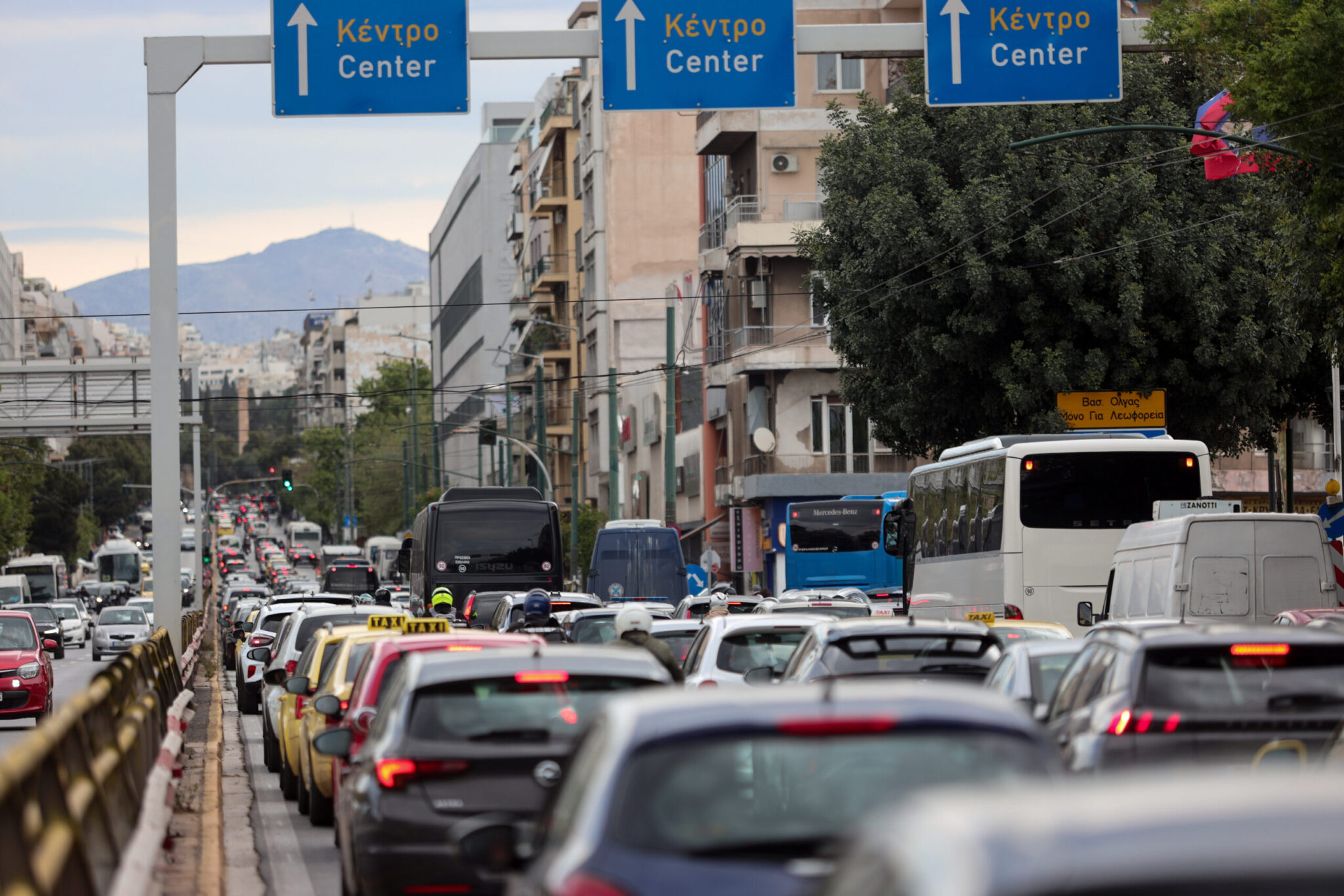 Τροχαίο με σχολικό λεωφορείο στη Λεωφόρο Συγγρού – Έπεσε πάνω στις μπάρες