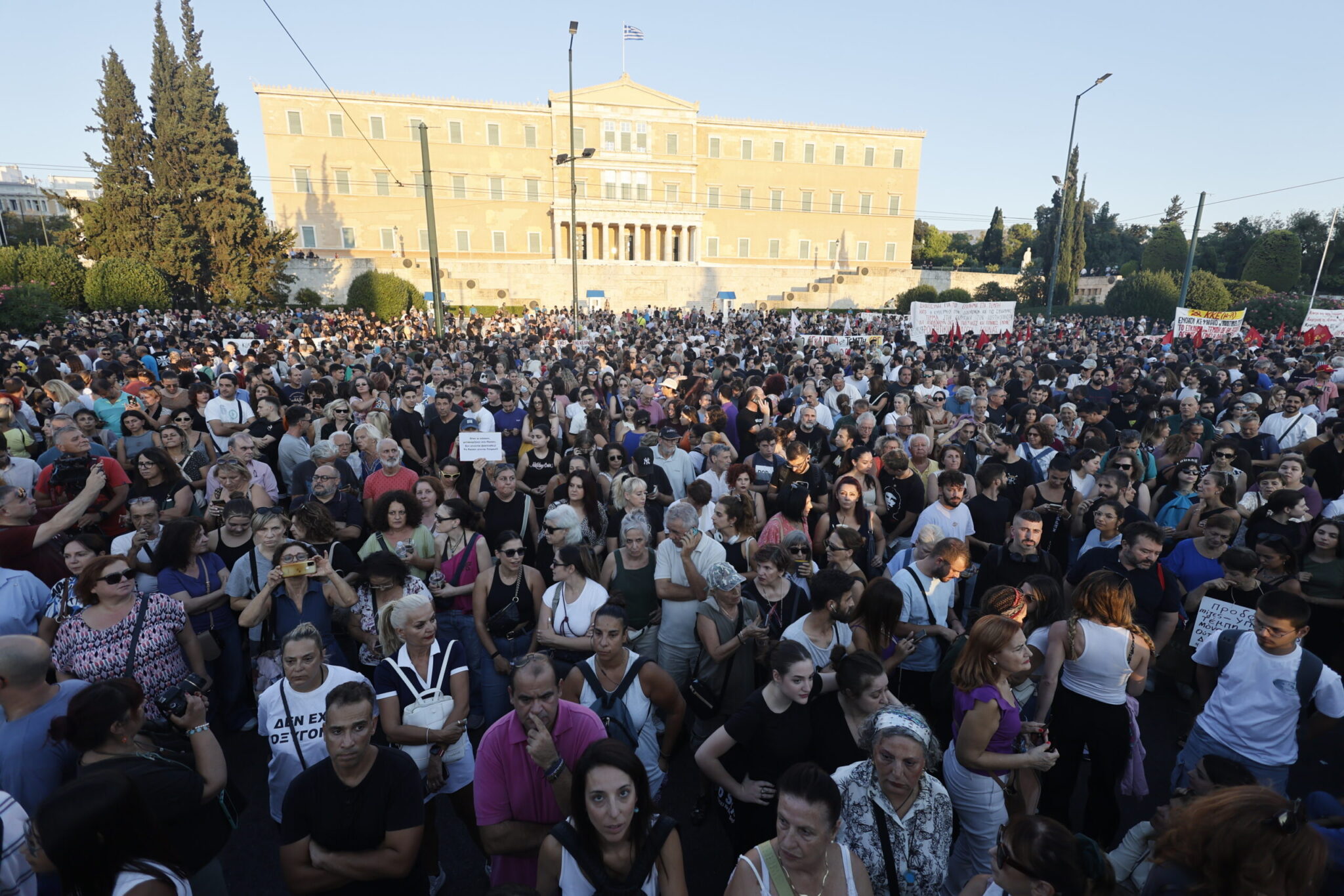 Σύνταγμα: Σε εξέλιξη η συγκέντρωση για την τραγωδία των Τεμπών – Πολίτες διεκδικούν δικαιοσύνη – Το κάλεσμα απο την Καρυστιανού και το μήνυμα για το κλείσιμο της δικογραφίας