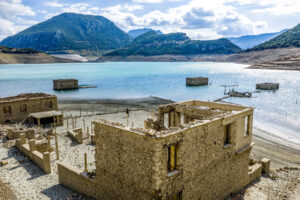 Αναδύθηκαν σπίτια στη λίμνη Μόρνου λόγω της λειψυδρίας