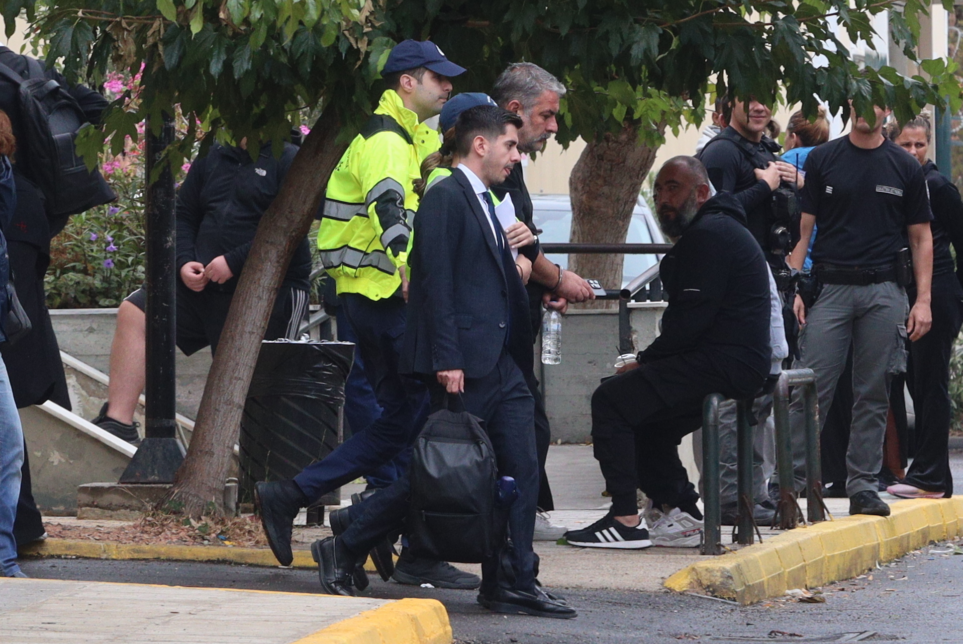 Με χειροπέδες στον εισαγγελέα ο Βασίλης Μπισμπίκης για τις φθορές και εγκατάλειψη οχημάτων – «Δεν είχα πιεί» λέει ο ηθοποιός – Αφέθηκε ελεύθερος, στις 8 Οκτωβρίου η δίκη του (Εικόνες)