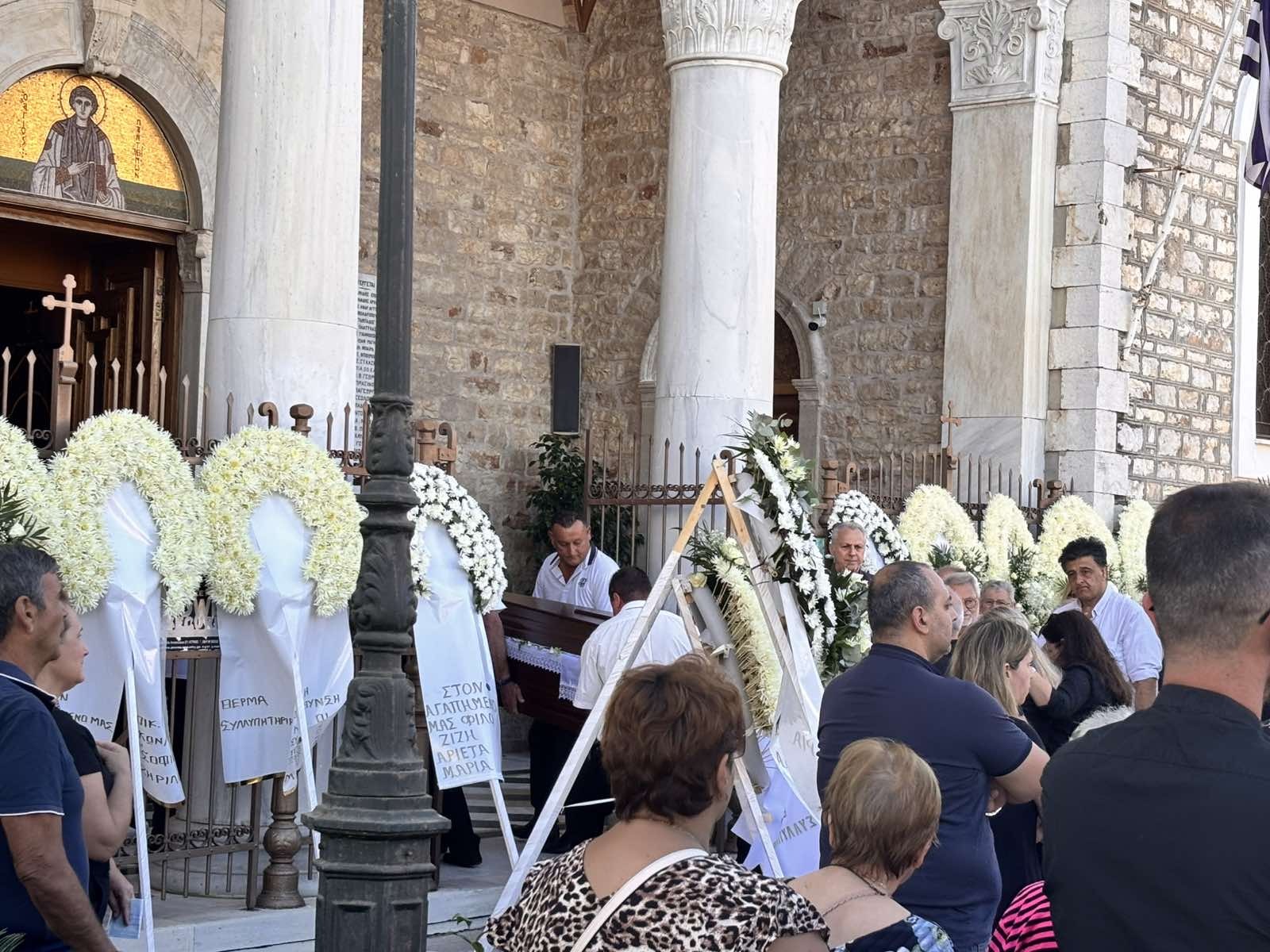 Μεσολόγγι: Οδύνη στο τελευταίο «αντίο» στον Γιώργο Παυλάκη – Κηδεύτηκε ο καμεραμάν του ΑΝΤ1
