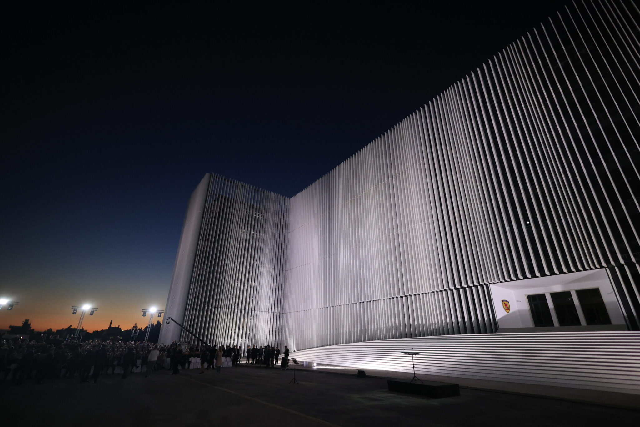 Εγκαίνια με Μητσοτάκη και Δένδια στο νέο βιοκλιματικό κτήριο στο Πεντάγωνο με υπογραφή από τον Κώστα Βαρώτσο – Βραδινός φωτισμός και δύο ελαιώνες που συμβολίζουν τις εθνικές επετείους (βίντεο-εικόνες)