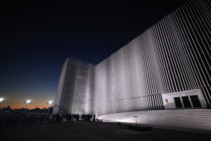 Τελετή αποκαλυπτηρίων της νέας βιοκλιματικής του όψης του υπουργείου Άμυνας από τον υπουργό Εθνικής Άμυνας Νίκο Δένδια, παρουσία του Προέδρου της Δημοκρατίας Κωνσταντίνου Τασούλα και του πρωθυπουργού Κυριάκου Μητσοτάκη, Τετάρτη 29 Οκτωβρίου 2025. Η νέα πρόσοψη, έργο του διεθνώς αναγνωρισμένου γλύπτη και καθηγητή της Αρχιτεκτονικής του ΑΠΘ Κώστα Βαρώτσου και της συνεργάτιδάς του Χρυσάνθης Ασπρουλοπούλου, Αρχιτέκτονα Μηχανικού, αναδιαμορφώνει ριζικά την εικόνα του κτηρίου στη Λεωφόρο Μεσογείων. (ΓΙΩΡΓΟΣ ΚΟΝΤΑΡΙΝΗΣ/EUROKINISSI)