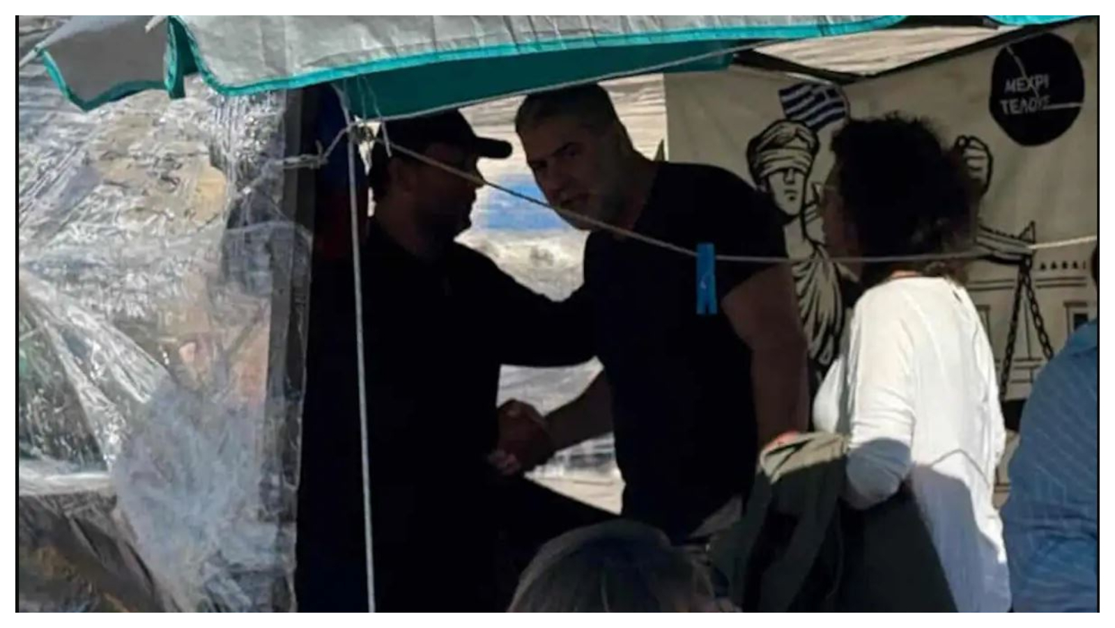 Απρόσμενος επισκέπτης σε επικοινωνιακό σχεδιασμό: Ο Βασίλης Μπισμπίκης στον απεργό πείνας Πάνο Ρούτσι στο Σύνταγμα (βίντεο και φωτογραφίες)