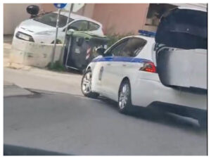 Το περιπολικό της ΕΛ.ΑΣ στο οποίο είναι φορτωμένο ένα ψυγείο