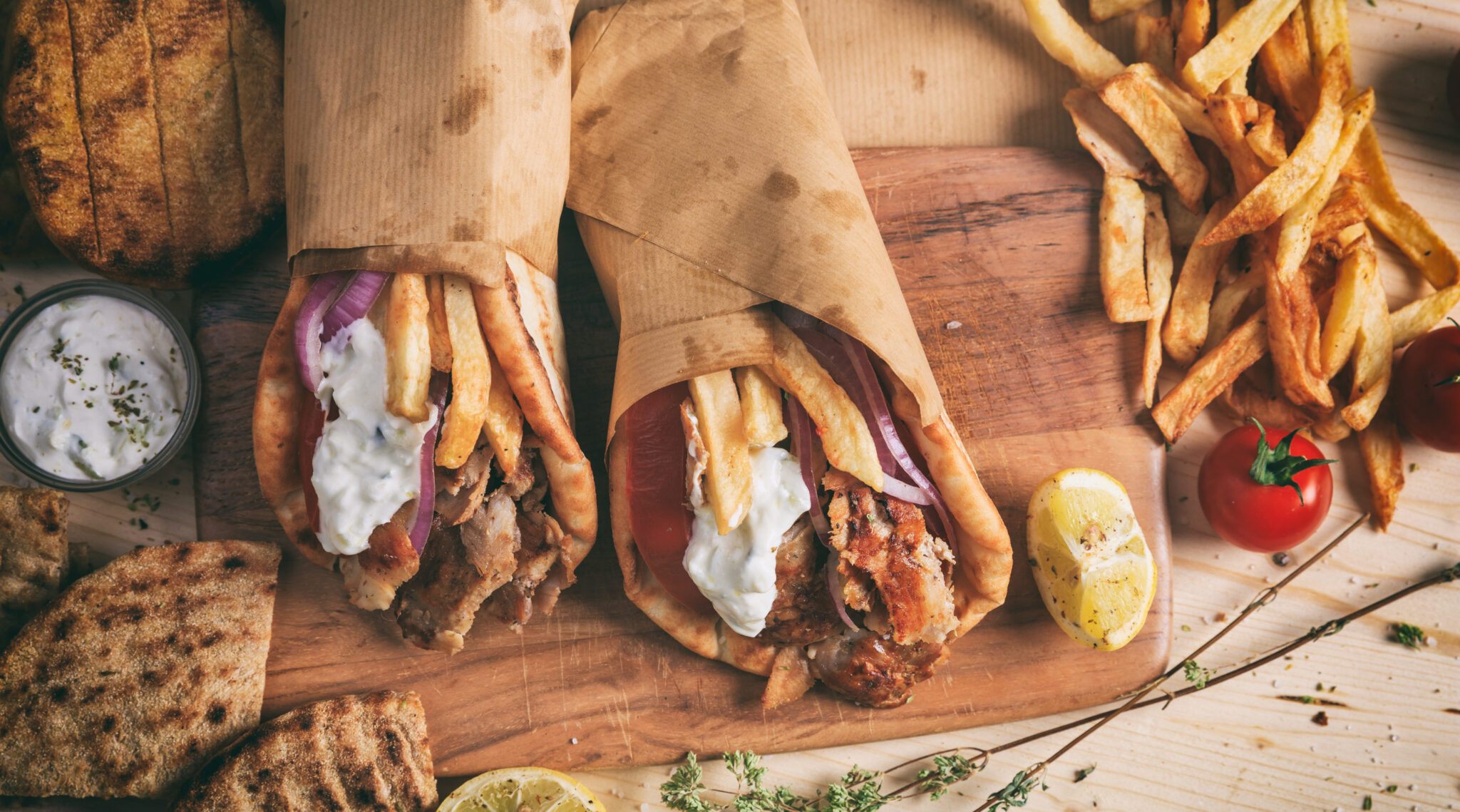 Το Taste Atlas αποθεώνει το ελληνικό σουβλάκι: Στην κορυφή της λίστας με τα 38 καλύτερα τυλιχτά στον κόσμο