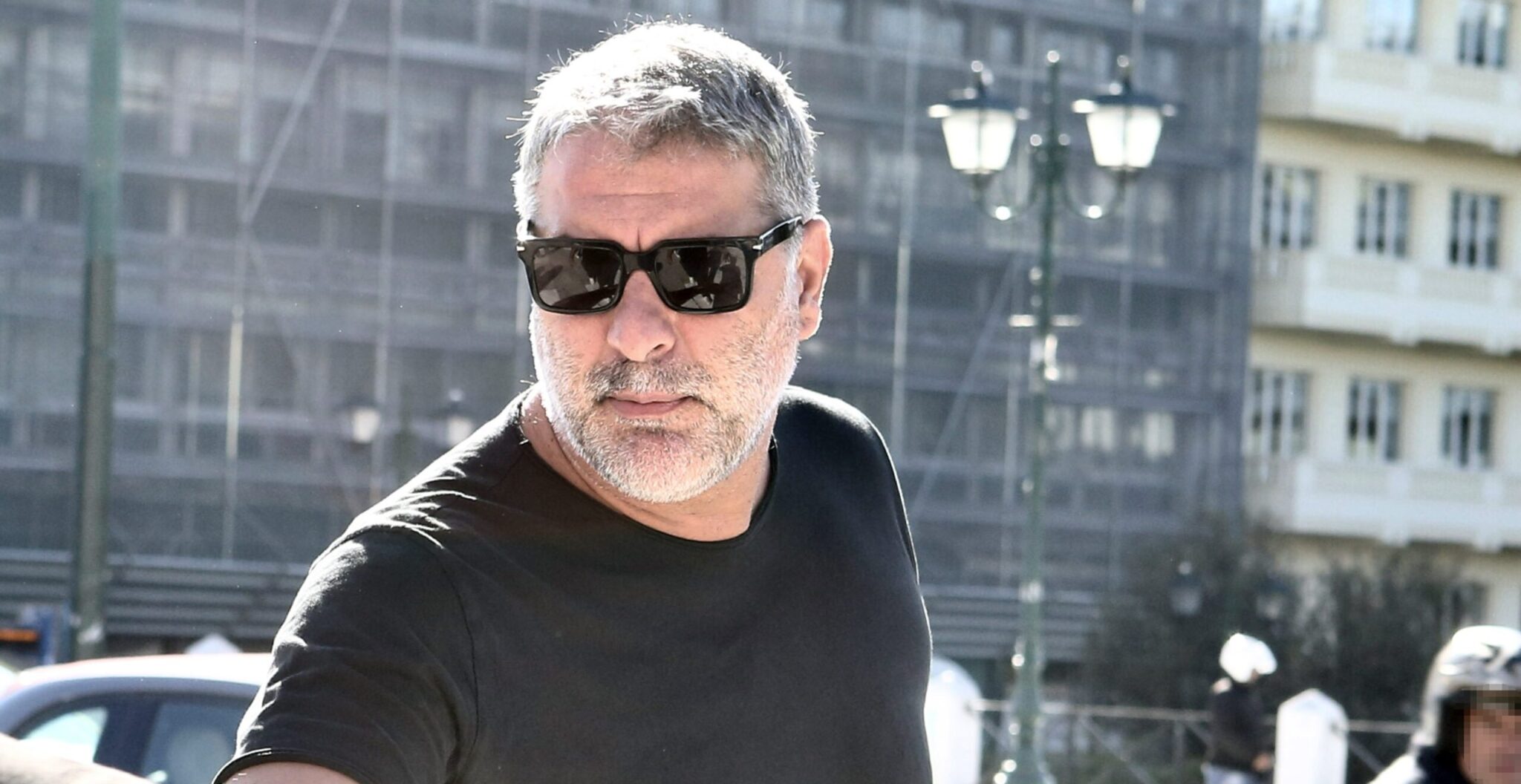 Στο τηλεοπτικό εδώλιο ο Βασίλης Μπισμπίκης για τον Πάνο Ρούτσι: «Ανεπίτρεπτο, ξέπλυμα, πλυντήριο»