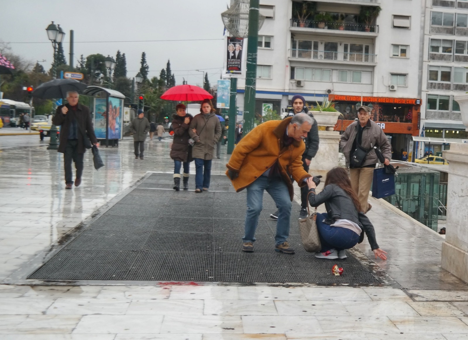 Προς το Υπουργείο Εσωτερικών: Έχετε την τελική ευθύνη για τα σπασμένα πεζοδρόμια που σακατεύουν – Βίντεο σχόλιο του Τέρενς Κουίκ