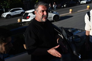 Δίκη στο Αυτόφωρο του ηθοποιού Βασίλη Μπισμπίκη για πρόκληση τροχαίου ατυχήματος με εγκατάλειψη, Δευτέρα 29 Σεπτεμβρίου 2025. Ο ηθοποιός, για άγνωστο μέχρι στιγμής λόγο, τα ξημερώματα του Σαββάτου (27/9/25) προκάλεσε φθορές σε τουλάχιστον 10 σταθμευμένα οχήματα στην περιοχή της Φιλοθέης, σε μία μάντρα και σε μία γκαραζόπορτα. (ΚΩΣΤΑΣ ΤΖΟΥΜΑΣ / EUROKINISSI)