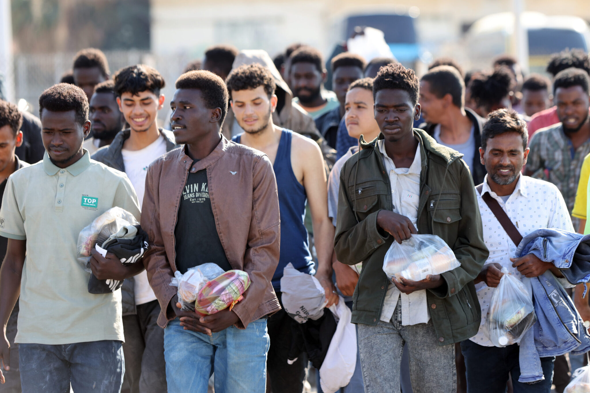 Πλεύρης: Φέρνει «μαχαίρι» στα επιδόματα στο μεταναστευτικό – Μειώσεις σε σίτιση, στέγαση και