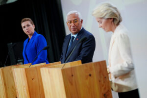 Δανία Σύνοδος κορυφής της ΕΕ - Η πρόεδρος του Ευρωπαϊκού Συμβουλίου Ursula von der Leyen, ο πρόεδρος του Ευρωπαϊκού Συμβουλίου Antonio Costa και η πρωθυπουργός της Δανίας Mette Frederiksen παρευρίσκονται σε τελική συνέντευξη Τύπου κατά την ημέρα της άτυπης συνόδου κορυφής των αρχηγών κρατών και κυβερνήσεων της ΕΕ στην Κοπεγχάγη, Δανία, 1 Οκτωβρίου 2025.