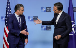 Οι υπουργοί Άμυνας συναντώνται στην έδρα του ΝΑΤΟ, στις Βρυξέλλες - Ο υπουργός Άμυνας των ΗΠΑ Pete Hegseth και ο γενικός γραμματέας του ΝΑΤΟ Mark Rutte δίνουν τα χέρια καθώς συμμετέχουν στη συνάντηση των υπουργών Άμυνας του ΝΑΤΟ στην έδρα της Συμμαχίας στις Βρυξέλλες, Βέλγιο 15 Οκτωβρίου 2025. REUTERS/Yves Herman