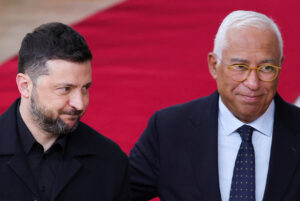 Σύνοδος κορυφής των ηγετών της Ευρωπαϊκής Ένωσης στις Βρυξέλλες - Ο Ουκρανός πρόεδρος Volodymyr Zelenskiy και ο πρόεδρος του Ευρωπαϊκού Συμβουλίου Antonio Costa συμμετέχουν στη σύνοδο κορυφής των ηγετών της Ευρωπαϊκής Ένωσης στις Βρυξέλλες, Βέλγιο, 23 Οκτωβρίου 2025. REUTERS/Yves Herman