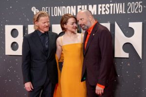 Τζέσι Πλέμονς, Έμμα Στόουν, Γιώργος Λάνθιμος στην πρεμιέρα της ταινίας «Βουγονία» στο Λονδίνο.