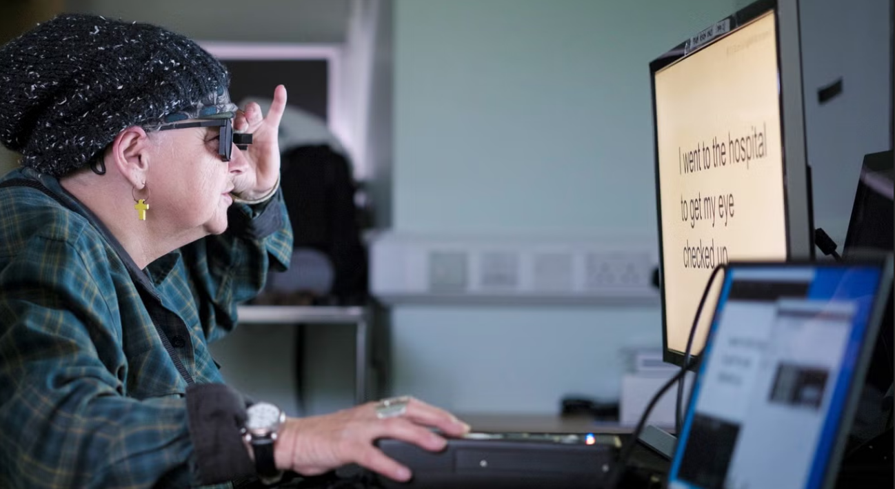 Επαναστατικό εμφύτευμα επιτρέπει σε τυφλούς ασθενείς να ξαναδιαβάσουν