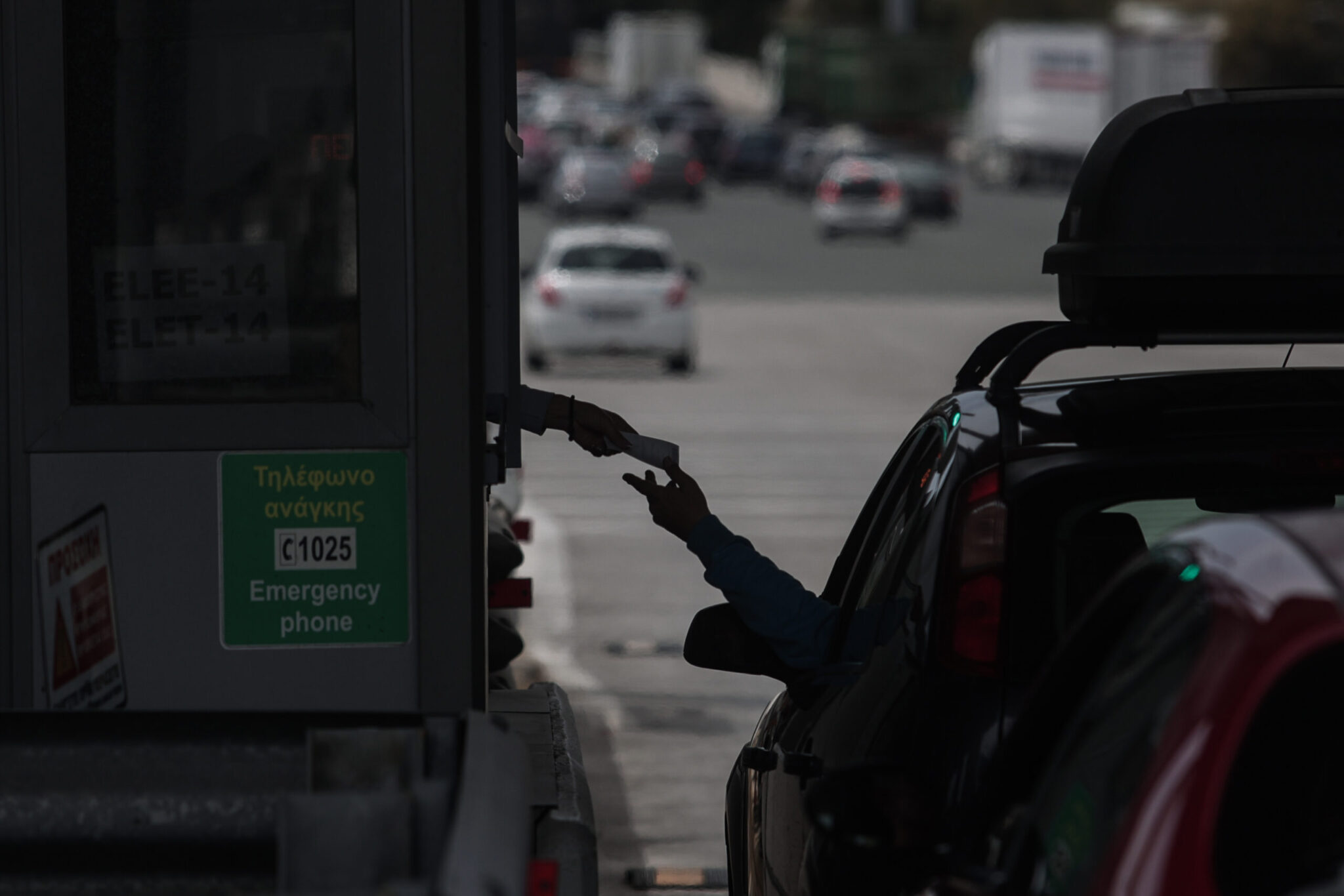 «Αρνητές» διοδίων: Οδηγοί περνούν χωρίς να πληρώνουν – Πώς το πετυχαίνουν (Βίντεο)