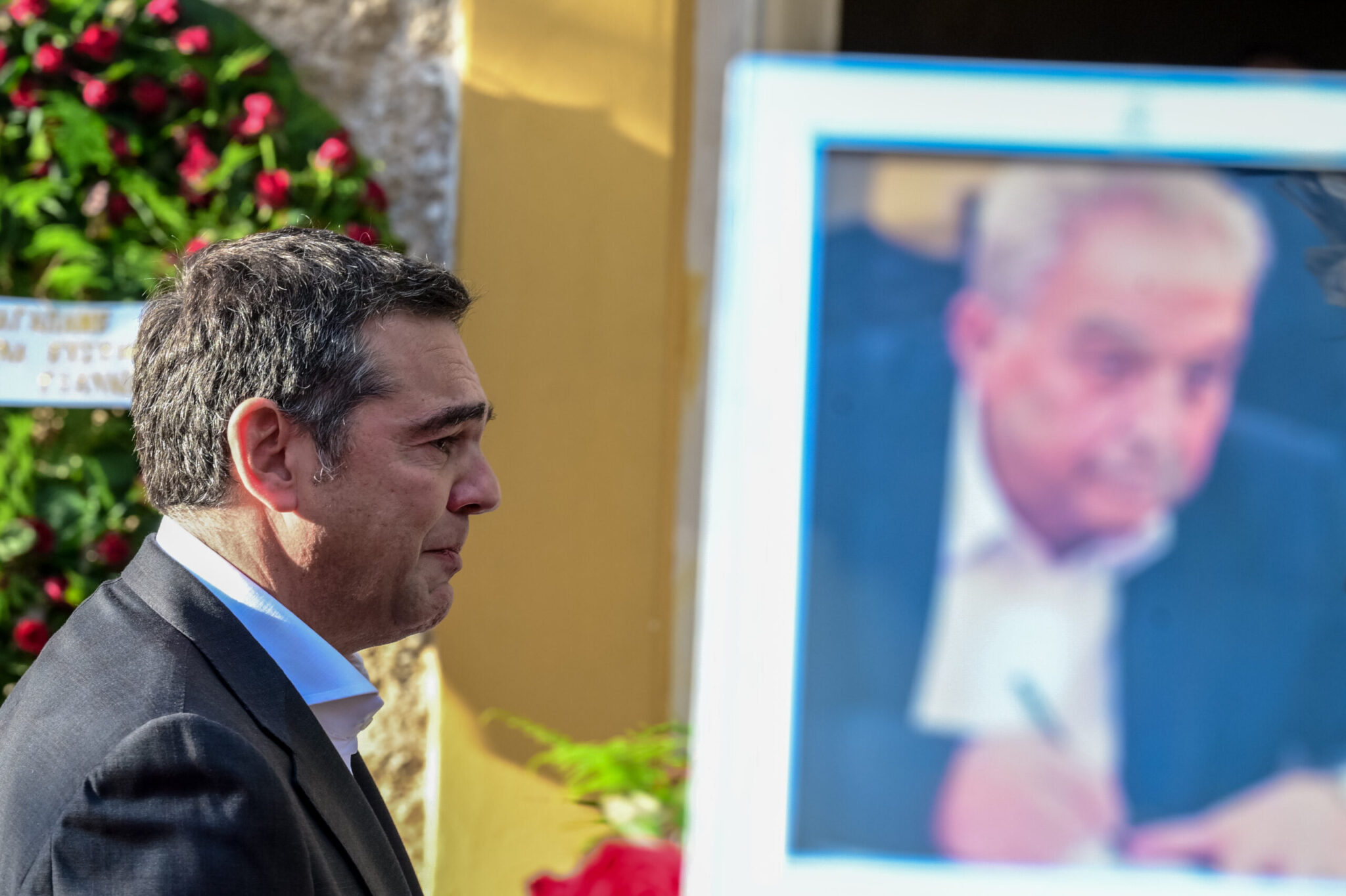 Συγκίνηση στην κηδεία του Αλέκου Φλαμπουράρη: Τραγική φιγούρα η σύζυγός του – Βίντεο από τον επικήδειο Τσίπρα