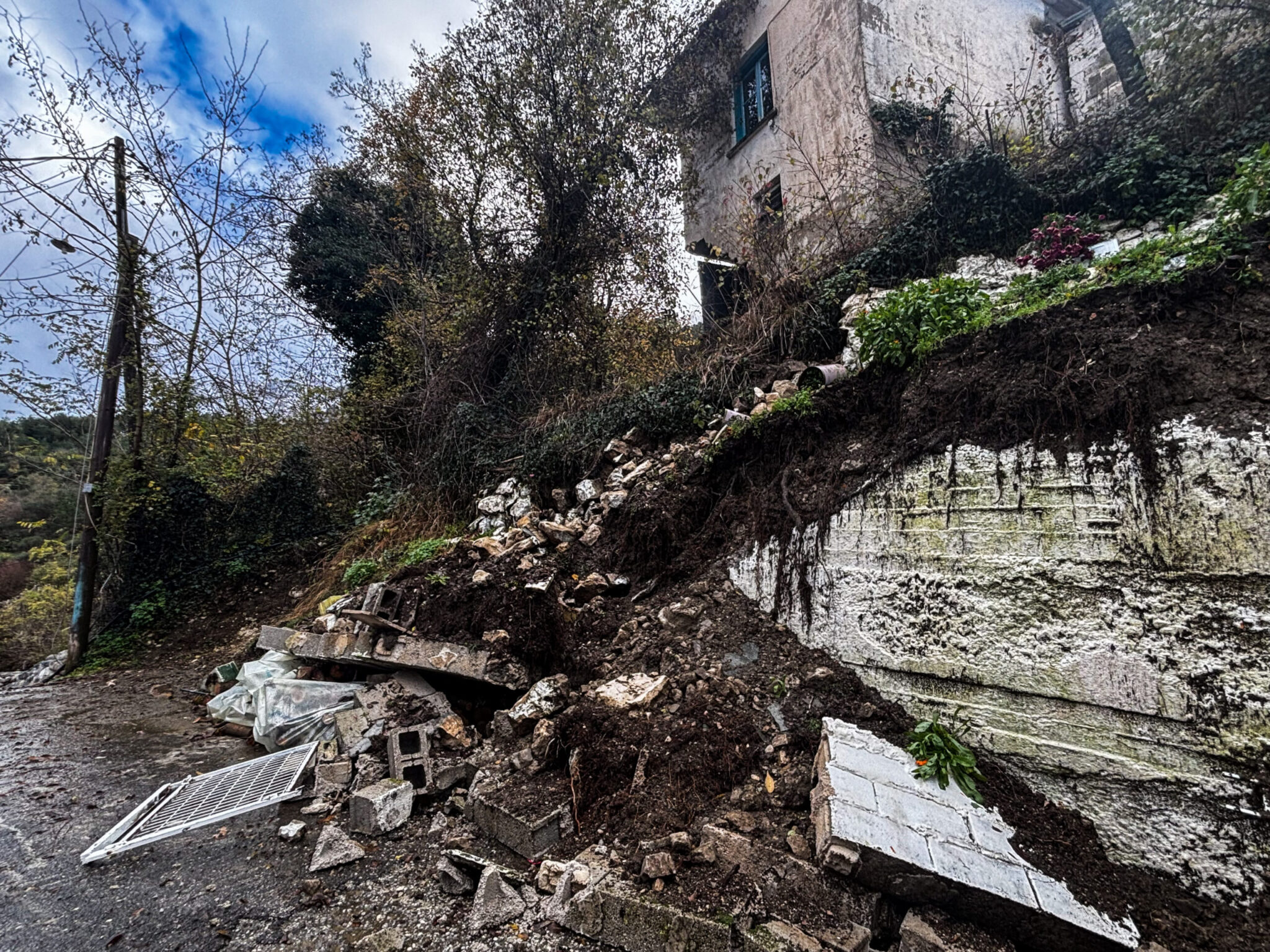 Ηπειρος: Τεράστιες καταστροφές από την κακοκαιρία Adel – «Κρέμονται» σπίτια στην Αγναντα (εικόνες)