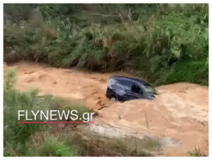 Credits: Flynews - Όχημα παρασύρεται στην Λακωνία μετά την κακοκαιρία