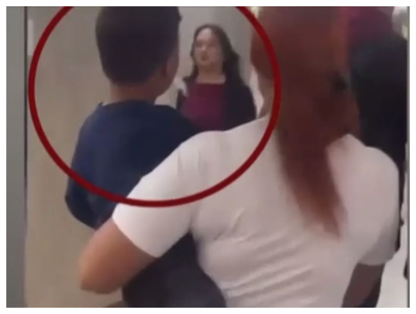 Αδιανόητο περιστατικό στο Μοναστηράκι: Μικρό παιδί με ηλεκτρονικό τσιγάρο στο στόμα στην αγκαλιά της μητέρας (Βίντεο)