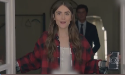 Λίλι Κόλινς: Στα Πετράλωνα για γυρίσματα η πρωταγωνίστρια του «Εmily in Paris» (βίντεο)