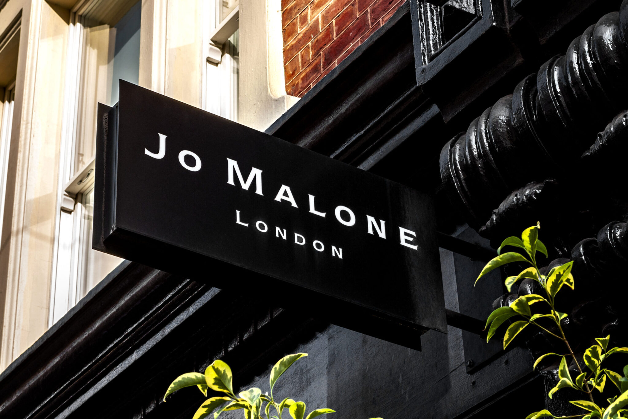 Η γυναίκα που έμαθε τις επιχειρήσεις στα τραπέζια του πόκερ και δημιούργησε μια αυτοκρατορία καλλυντικών που εξαγόρασε η Estée Lauder