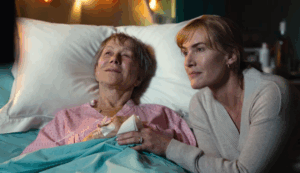 Έλεν Μίρεν, Κέιτ Γουίνσλετ, στην ταινία «Goodbye June». Φωτό Netlix.