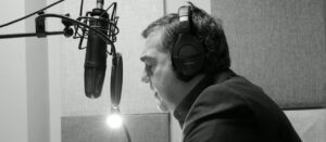 Ο Αλέξης Τσίπρας στο στούντιο, στην βιντεοσκόπηση καθώς κάνει ανάγνωση αποσπασμάτων από το βιβλίο του "Ιθάκη"