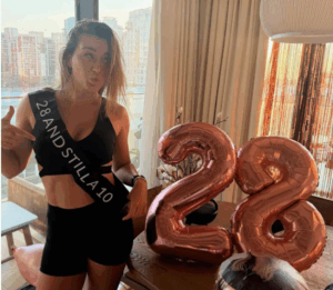 Με τραγούδι της Rosalia η μπηχτή της Μπαντόσα στον Τσιτσιπά – «Χρυσό μετάλλιο για τον μεγαλύτερο βλάκα» (βίντεο)