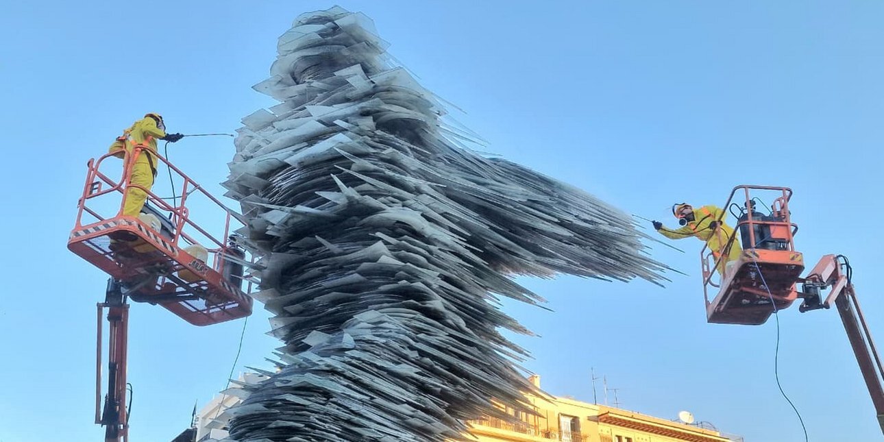 Ο «Δρομέας» ξανά στο φως – Ο καθαρισμός και η πολυτάραχη ιστορία του γυάλινου αγάλματος της Αθήνας (εικόνες)