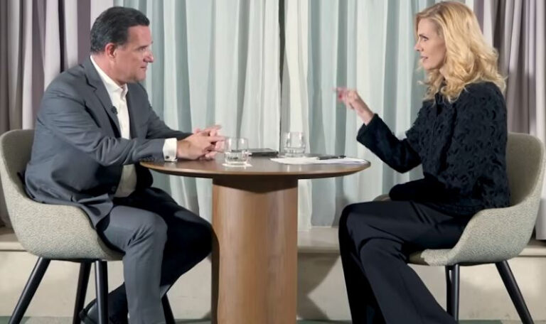 Άδωνις Γεωργιάδης στη HuffPost: “Eγώ έχω επαναφέρει την πόρτα εξόδου στους γιατρούς που πιάνονται με φακελάκι”