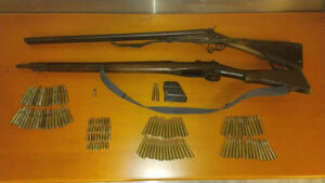 Φωτογραφία από το υπουργείο Προστασίας του Πολίτη (2 Νοεμβρίου 2025) με τα κατασχεθέντα από τις έρευνες για την υπόθεση του ένοπλου περιστατικού στα Βορίζια του νομού Ηρακλείου Κρήτης.